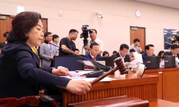국회 국토교통위원장 사퇴를 거부하고 있는 자유한국당 박순자 의원 / 사진 뉴시스