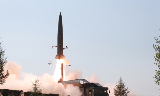 북한이 지난 5월9일 평양 북쪽 미사일 기지에서 발사한 신형미사일 발사장면. / 사진 뉴시스 (노동신문 캡처)