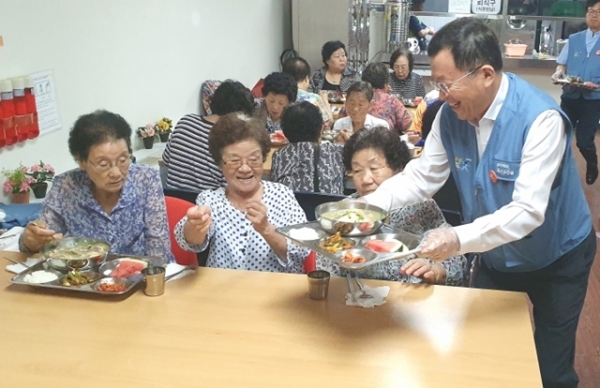 포스코건설 봉사단원들이 계양구 노인복지관에서 어르신 400여명에게 삼계탕을 대접하고 있다. / 사진 = 포스코건설