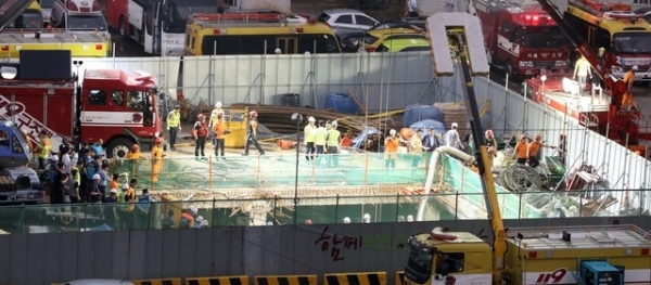 지난달 31일 갑작스런 폭우로 작업자 3명이 고립돼 1명이 숨지고 2명이 실종된 서울 양천구 목동 빗물펌프장에서 소방관계자들이 야간 구조작업을 하고 있다. / 사진 = 뉴시스