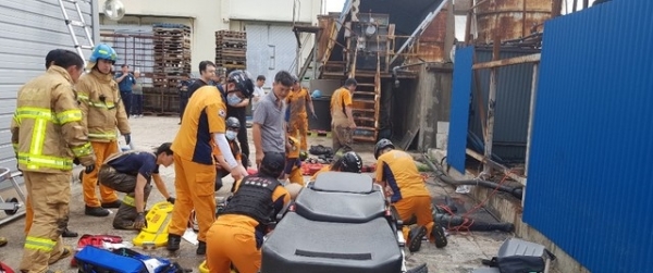 10일 오후 경북 영덕 축산면의 한 지하탱크에서 정비작업을 하던 외국인 근로자 4명이 질식해 인근 병원으로 옮겨졌다. / 사진 = 경북소방본부 제공