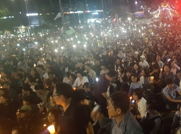 28일 저녁 서울 서초동 대검창청 앞에서 200만 촛불시민들이 모여 '검찰개혁'을 촉구했다.