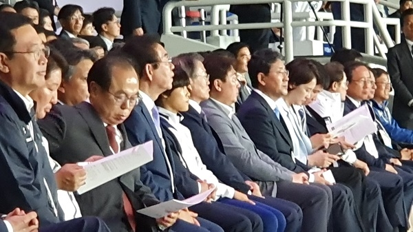 문재인 대통령이 박원순 서울시장 등 시도지사들과 함께 자리에 앉았다.