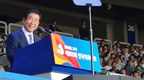 환영사 도중 박수가 터져 나오자, 잠시 미소를 짓고 있는 박원순 서울시장이다.