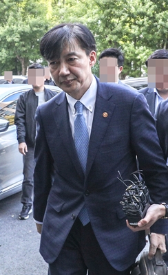 조국 법무부 장관이 사의를 표명한 14일 오후 조국 장관이 서울 서초구 방배동 자택으로 들어서고 있다. / 사진 = 뉴시스