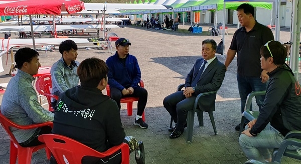 15일 오전 경만선 서울시의원(우측 세번째)이 장애인조정선수들을 격려하고 있다.