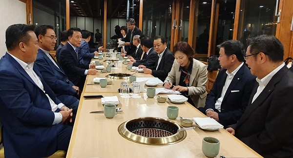 23일 한국운수물류총련 대표단(좌)과 일본 교운노협 대표단이 정책간담회를 하고 있다.