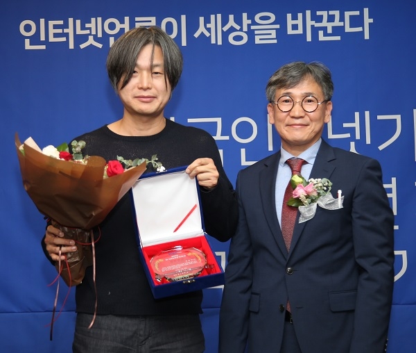 참언론상 받은 주진우 기자(좌)와 김철관 한국인터넷기자협회장이다.