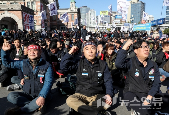 전국철도노동조합 측은 20일 오후 서울 용산구 서울역 광장에서 '철도노조 서울지방본부 파업 출정식'을 열었다. Ⓒ뉴시스