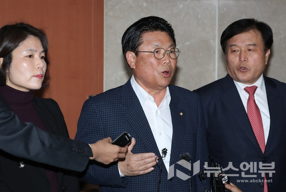 21일 박맹우 자유한국당 총선기획단장이 국회에서 총선기획단 회의 결과 브리핑을 하고 있다. Ⓒ뉴시스