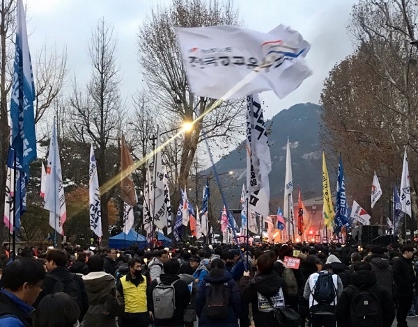 2019년 전국민중대회 참가자들이 청와대 앞에서 횃불시위를 하고 있다.