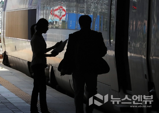 KTX승무원이 고객에게 안내하고 있다.Ⓒ뉴시스