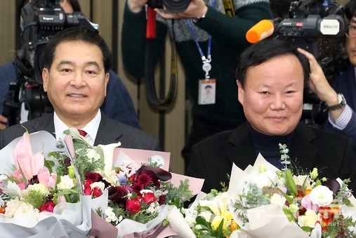 자유한국당 새 원내대표 심재철 의원과 정책위의장 김재원 의원이 축하를 받고 있다. Ⓒ뉴시스