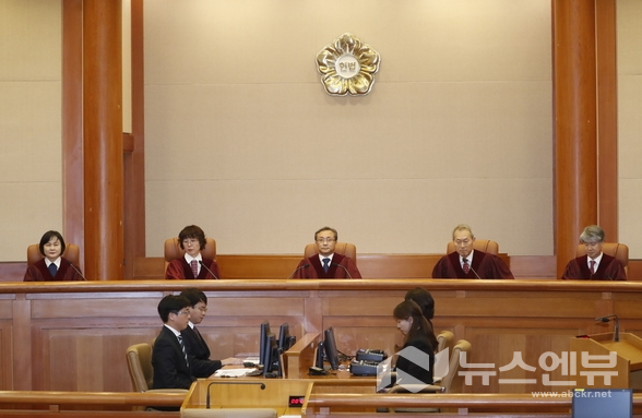 27일 유남석 헌법재판소 소장을 비롯한 헌법재판관들이 헌법재판소 대심판정에 앉아 있다.Ⓒ뉴시스