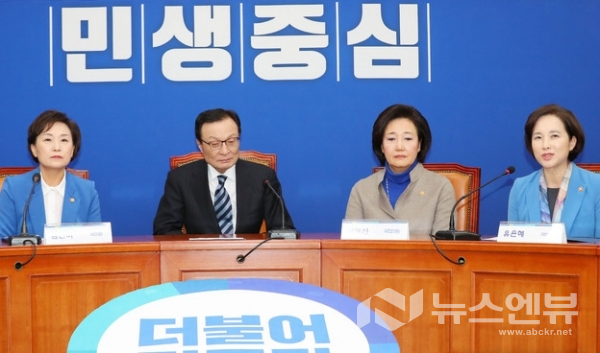 3일 서울 여의도 국회에서 열린 기자회견에서 총선 불출마를 밝혔다.Ⓒ뉴시스