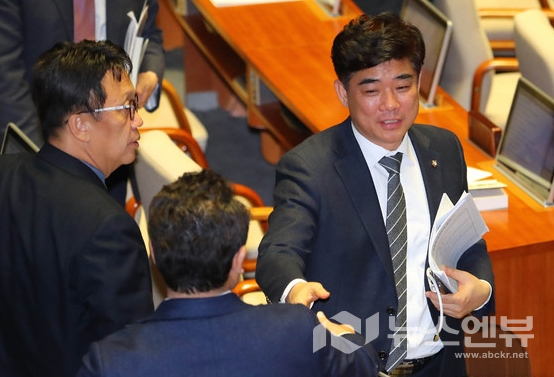 김병욱 더불어민주당 의원이 9일 서울 여의도 국회에서 열린 제374회 국회(임시회) 제2차 본회의에서 데이터 3법 통과에 동료 의원들의 축하를 받고 있다.Ⓒ뉴시스