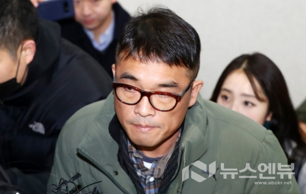 김건모씨가 취재진의 질문에 아무런 답변도 하지 않은 채 조사실로 향하고 있다.Ⓒ뉴시스
