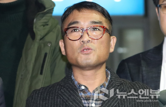 가수 김건모가 지난 15일 오후 서울 강남경찰서에서 성폭행 혐의 조사를 받고 나와 입장을 밝히고 있다.Ⓒ뉴시스