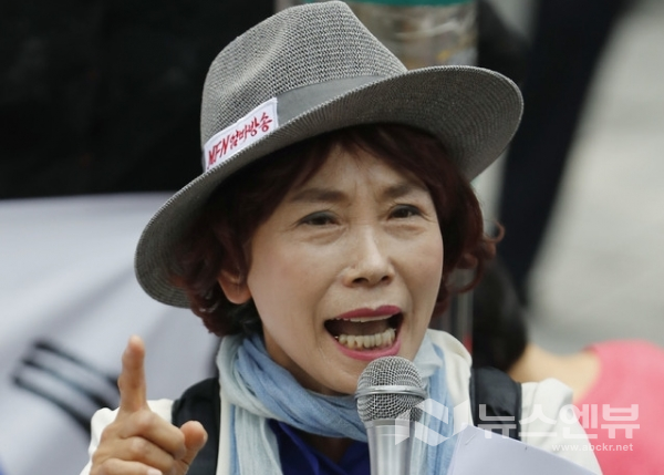 주옥순 엄마부대 대표가 지난해 8월 8일 서울 종로구 일본대사관 앞에서 기자회견을 열고 "문재인 정부가 일본 정부에 사과해야 한다"고 발언하고 있다.Ⓒ뉴시스