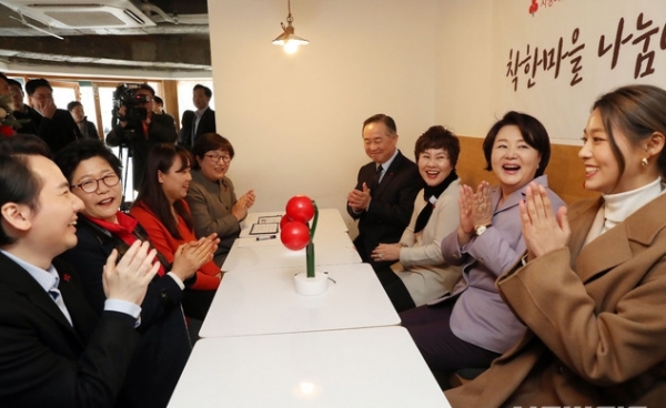 김정숙 여사가 22일 오후 서울 구로구 개봉2동 '착한 마을'을 방문, 참석자들과 차담회를 하고 있다.Ⓒ뉴시스·청와대