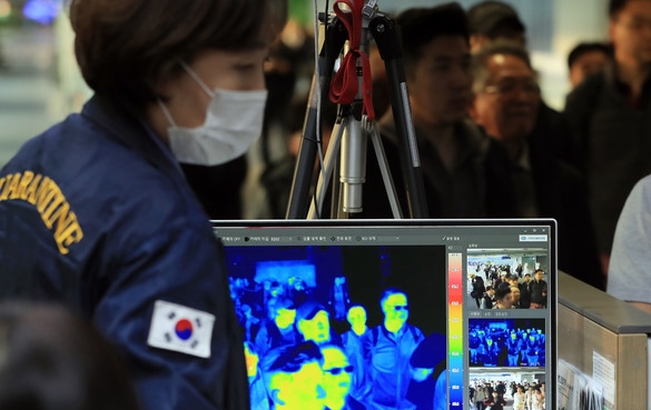 인천국제공항 제1여객터미널 입국장에서 여행객들이 열화상카메라가 설치된 검역대를 통과하고 있다.Ⓒ뉴시스