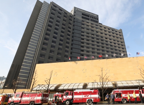 26일 오전 그랜드 엠버서더 호텔 지하 1층 알람 밸브실에서 화재가 발생했다.Ⓒ뉴시스