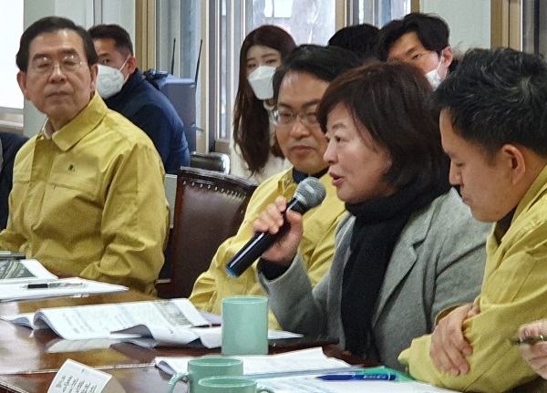진선미 의원이 3일 오전 지하철 방역관련 간담회에서 발언을 하고 있다.