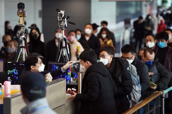 신종 코로나바이러스 감염증이 확산하는 가운데 인천국제공항 제1터미널 입국장으로 입국하는 승객들이 검역을 받고 있다.Ⓒ뉴시스