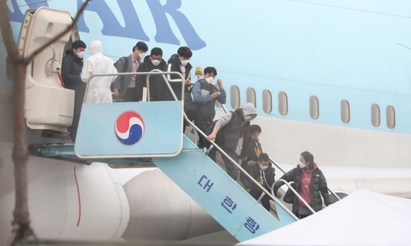 우리 교민들이 전세기를 타고 김포공항에 도착, 비행기에서 내려 차량으로 향하고 있다.Ⓒ뉴시스