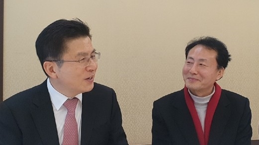 황교안 대표와 임해규 자유한국당 경기 부천 원미(을) 국회의원 예비후보가 대화를 나누고 있다.