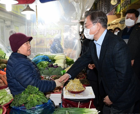 지난 9일 문재인 대통령이 충남 아산시 온양온천 전통시장을 방문해 상인들과 대화하고 있다.ⓒ뉴시스