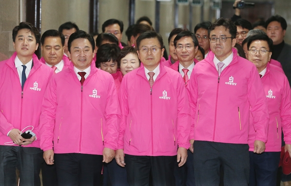17일, 미래통합당 최고위원들이 서울 여의도 국회에서 최고위원회의에 참석하러 가고 있다.Ⓒ뉴시스