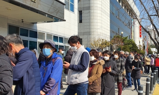 2일 우체국에서 시민들이 마스크를 구입하기 위해 길게 줄서 있다.Ⓒ뉴시스