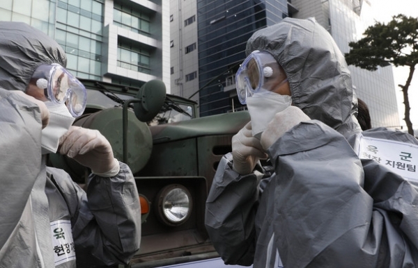국군 장병들이 4일 오전 신종 코로나바이러스 감염증(코로나19) 방역 작업을 진행하고 있다.Ⓒ뉴시스