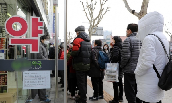 시민들이 서울 종로구 한 약국에서 공적 마스크를 구매하기 위해 줄 서 있다. / 사진 = 뉴시스