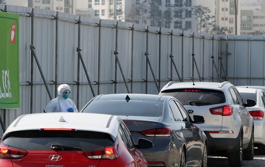 5일 오후 서울 강서구 이대서울병원 앞에 마련된 드라이브 스루 선별진료소를 찾은 차량들.Ⓒ뉴시스