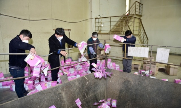 마스크 제조·판매업체인 웰킵스가 지난 4일 생산한 마스크 1만여 장을 경북 문경시 환경자원순환센터에서 소각 폐기하고 있다. / 사진 = 뉴시스