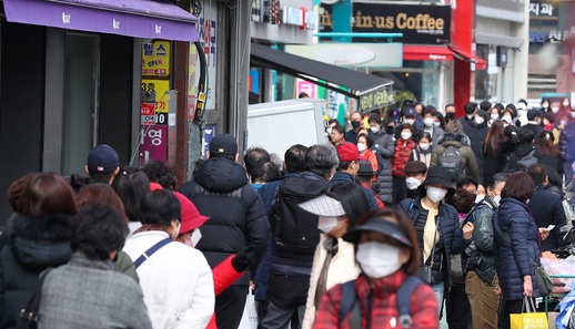 마스크 5부제 나흘째인 12일 서울의 한 약국 앞에 마스크를 구매하기 위한 시민들이 줄지어 서 있다.Ⓒ뉴시스