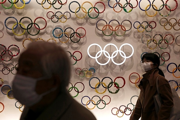 마스크를 낀 시민들이 일본 도쿄의 올림픽 박물관을 지나고 있다. ⓒ뉴시스