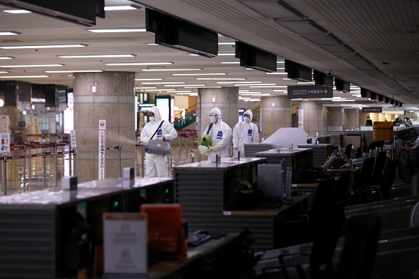 텅빈 김포공항 입국장에서 검역요원들이 소독을 실시하고 있다. ⓒ뉴시스