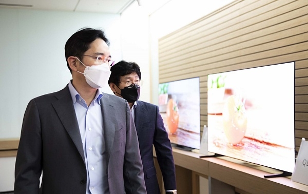 이재용 삼성전자 부회장이 지난 19일 충남 삼성디스플레이 아산사업장을 방문해 제품을 살펴보고 있다. ⓒ삼성전자