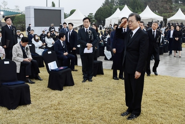 문재인 대통령이 27일 국립대전현충원에서 열린 서해수호의 날 기념식에 참석해 거수경례를 하고 있다. ⓒ뉴시스