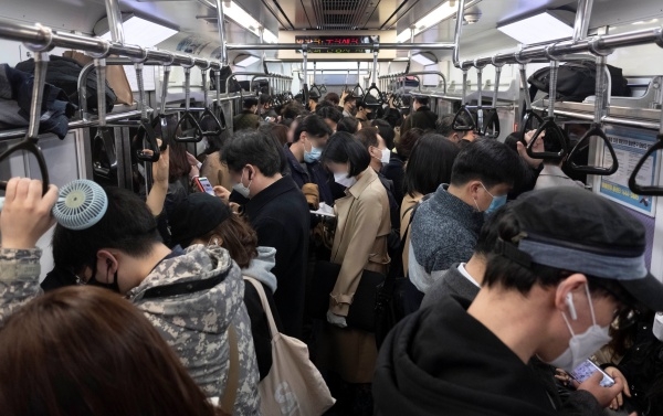 서울 시내로 향하는 출근길 지하철이 마스크를 쓴 시민들로 가득 차 있다. ⓒ뉴시스