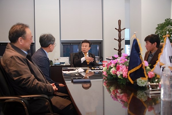 김철관 한국인터넷기자협회장과 임원들이 김원웅 광복회장과 담소를 나누고 있다.