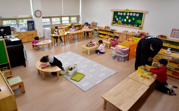 30일 오전 광주 서구 광천초등학교 유치원 돌봄교실에서 어린이들이 서로 떨어져 장난감을 가지고 놀고있다. ⓒ뉴시스