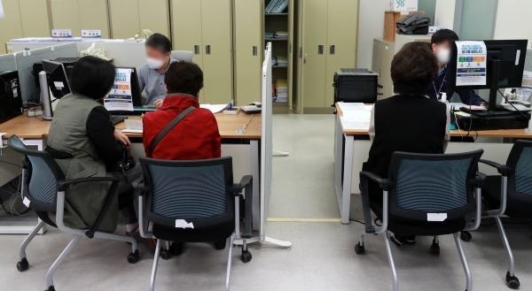 소상공인들이 1일 오전 서울 영등포구 소상공인시장진흥공단 서울서부센터에서 경영안정자금 등 대출관련 상담을 받고 있다. ⓒ뉴시스