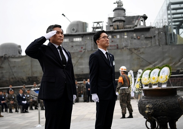 정경두 국방부 장관이 지난달 26일 해군2함대사령부에서 열린 '천안함 46용사 제10주기 추모식'에서 경례를 하고 있다. ⓒ해군