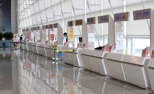 인천공항의 여행사 부스가 여행객도 직원도 없이 텅 비워져 있다. ⓒ뉴시스