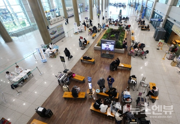 해외에서 들어오는 모든 입국자의 2주간 자가격리 의무화가 시작된 지난 1일 인천국제공항 제1터미널 입국장에서 입국자들이 전용 공항버스를 탑승하기 위해 대기하고 있다. ⓒ뉴시스