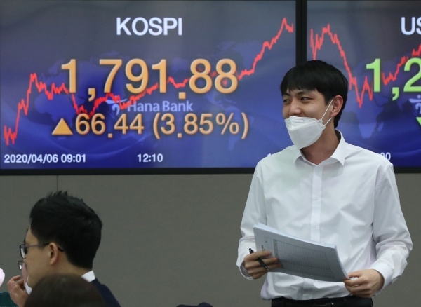 6일 오후 서울 중구 하나은행 딜링룸에서 딜러들이 업무를 보고 있다. ⓒ뉴시스